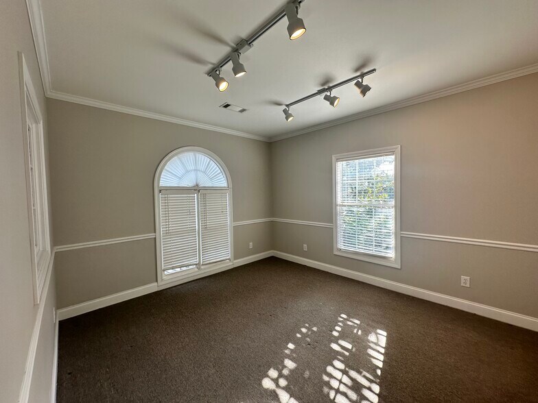 More Photos Of 106 Pilgrim Village Dr, Cumming Office For Sale