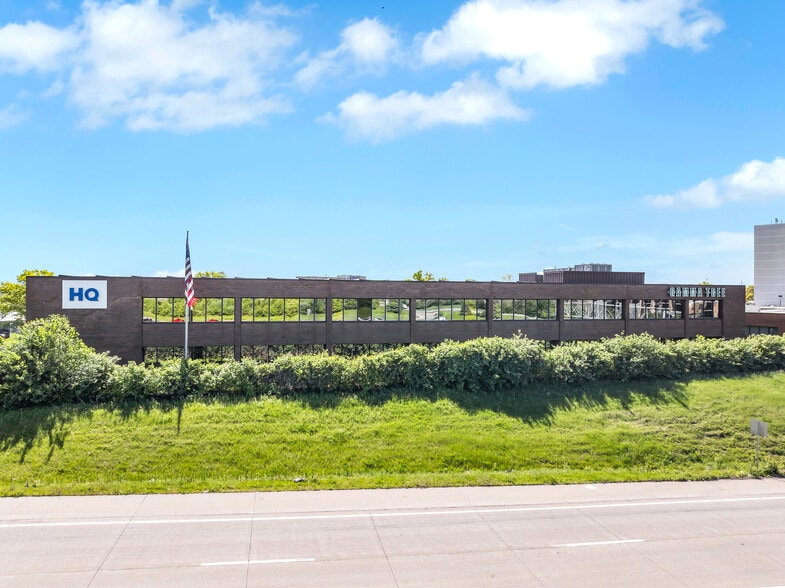 More Photos Of 2055 Craigshire Rd, Saint Louis Office For Lease