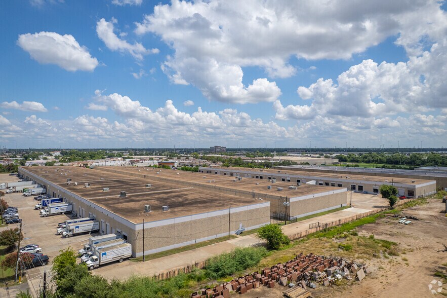 More Photos Of 1930-1998 Afton St, Houston Unknown For Lease