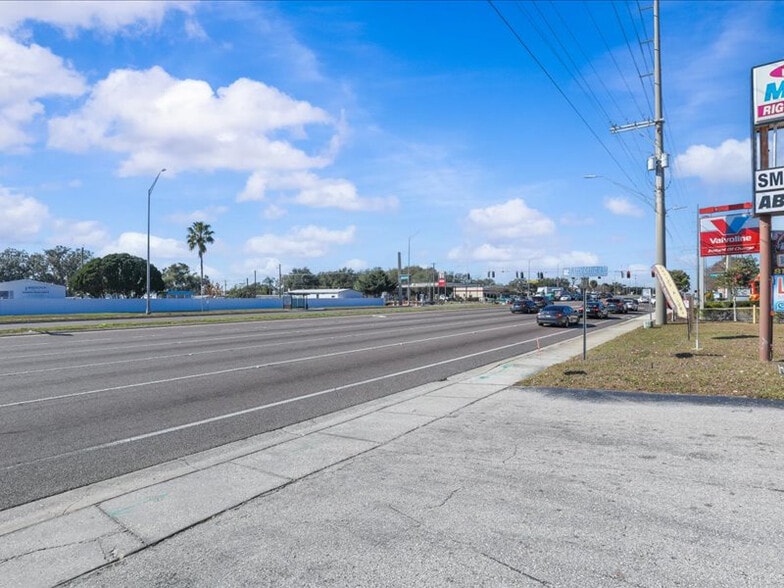 More Photos Of 131 N Mount Carmel Rd, Valrico Unknown For Lease