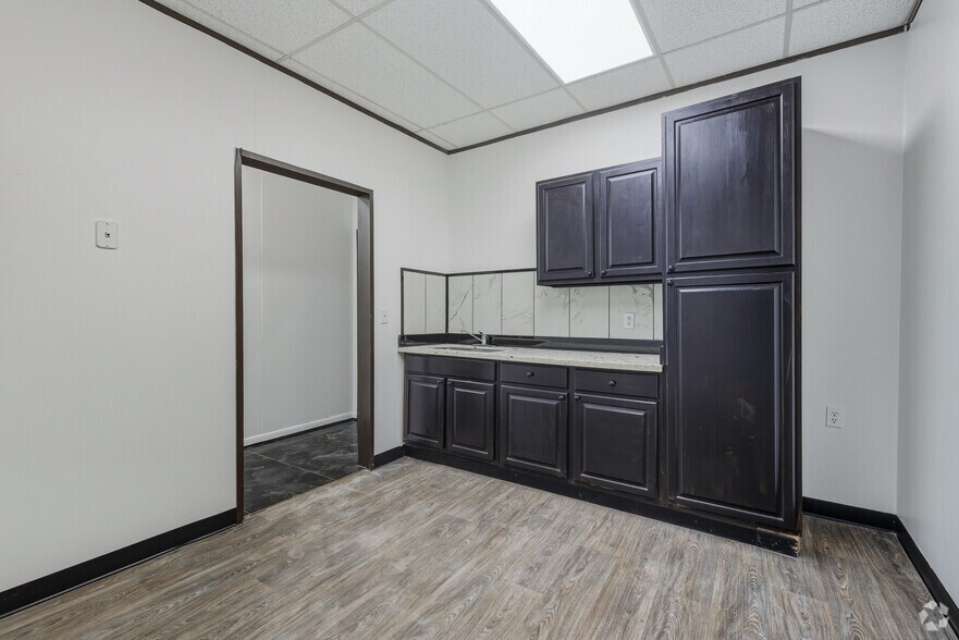 More Photos Of 11381 Meadowglen Ln, Houston Unknown For Lease