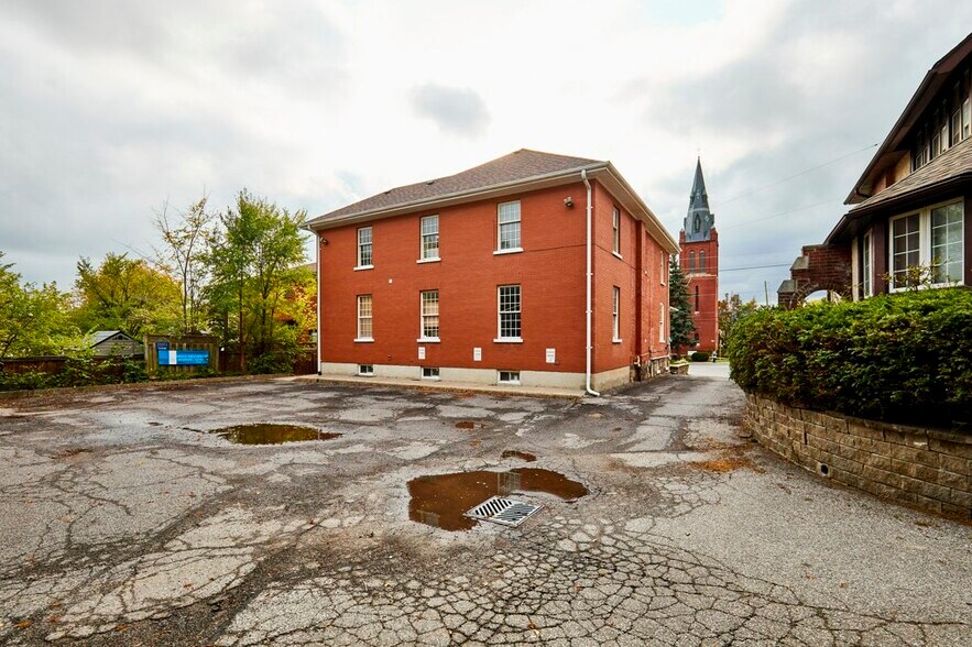 More Photos Of 215 Simcoe St N, Oshawa Office For Sale