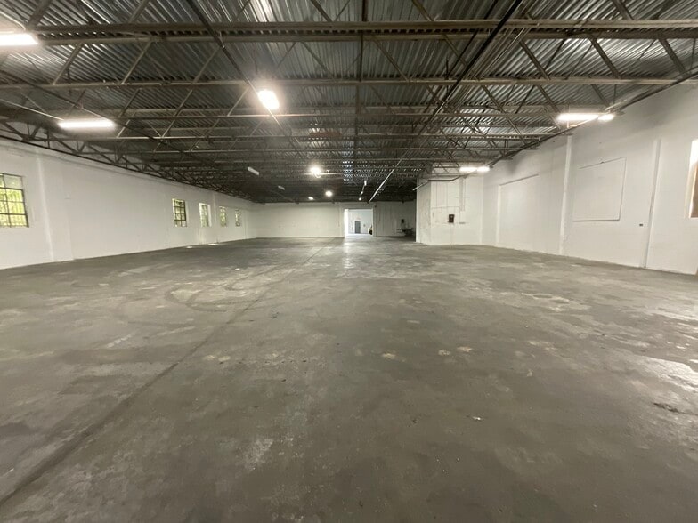 More Photos Of 207 W Hampton Ave, Capitol Heights Warehouse For Lease