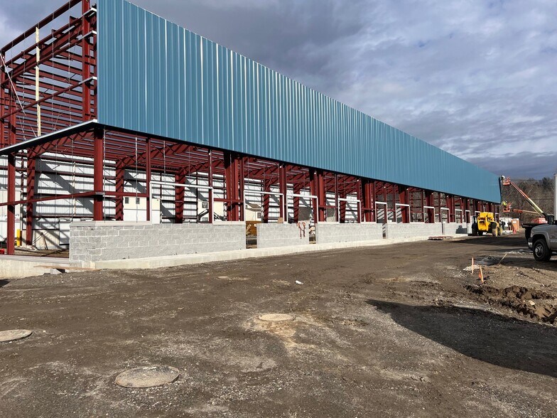 More Photos Of 984 Federal Rd, Brookfield Warehouse For Lease