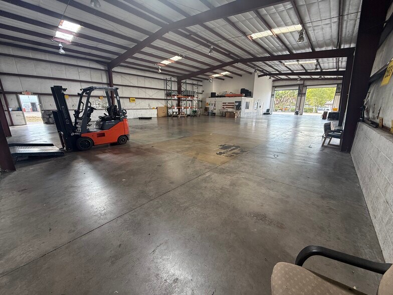 More Photos Of 11901 Lacy Ln, Fort Myers Warehouse For Lease