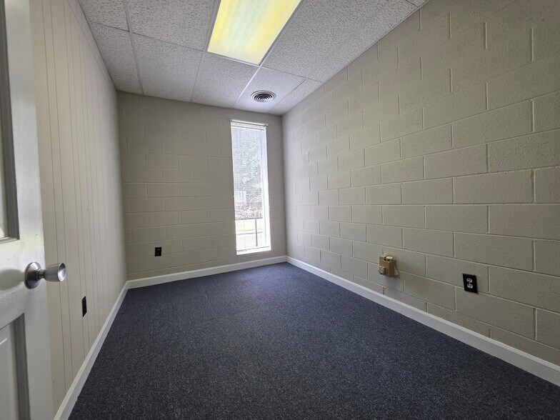 More Photos Of 404 St Andrews Dr, Greenville Office For Lease