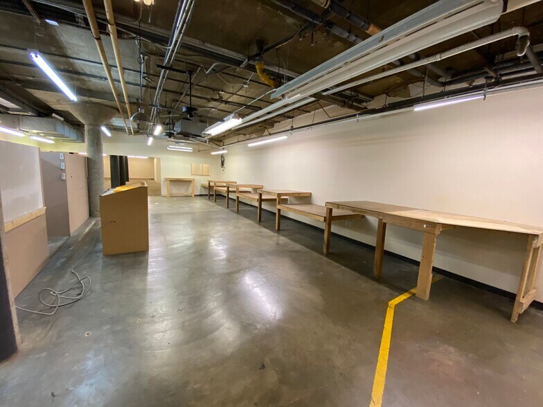 More Photos Of 1000 Camera Ave, Crestwood Flex For Lease