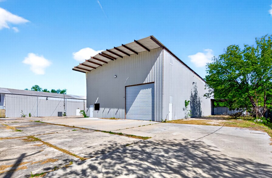 More Photos Of 703 Buschong St, Houston Manufacturing For Lease