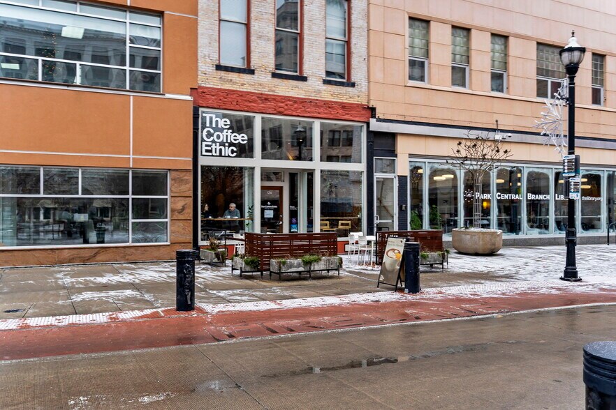 More Photos Of 408 W Walnut St, Springfield Storefront Retail Residential For Lease