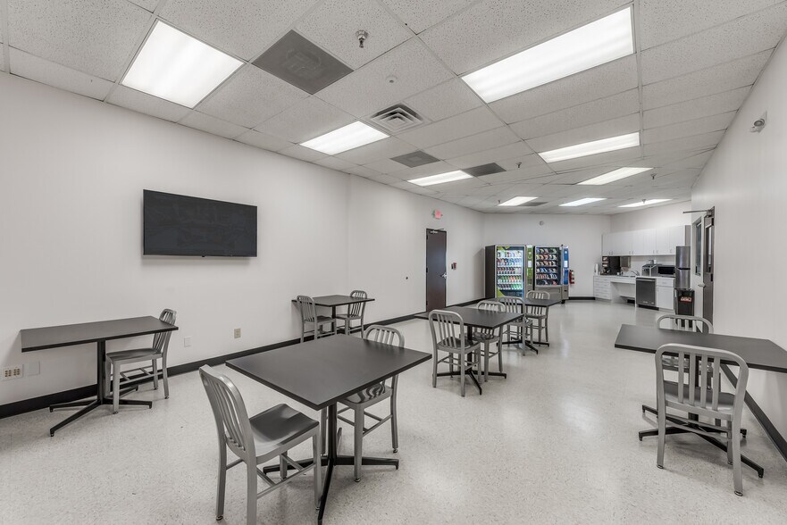 More Photos Of 7250 W 43rd St, Houston Warehouse For Lease