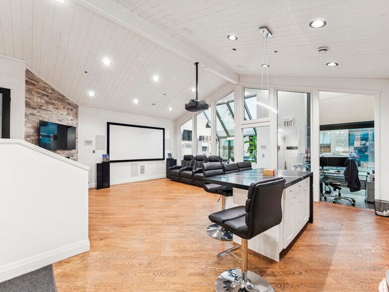 More Photos Of 175 W Beaver Creek Rd, Richmond Hill Light Distribution For Sale