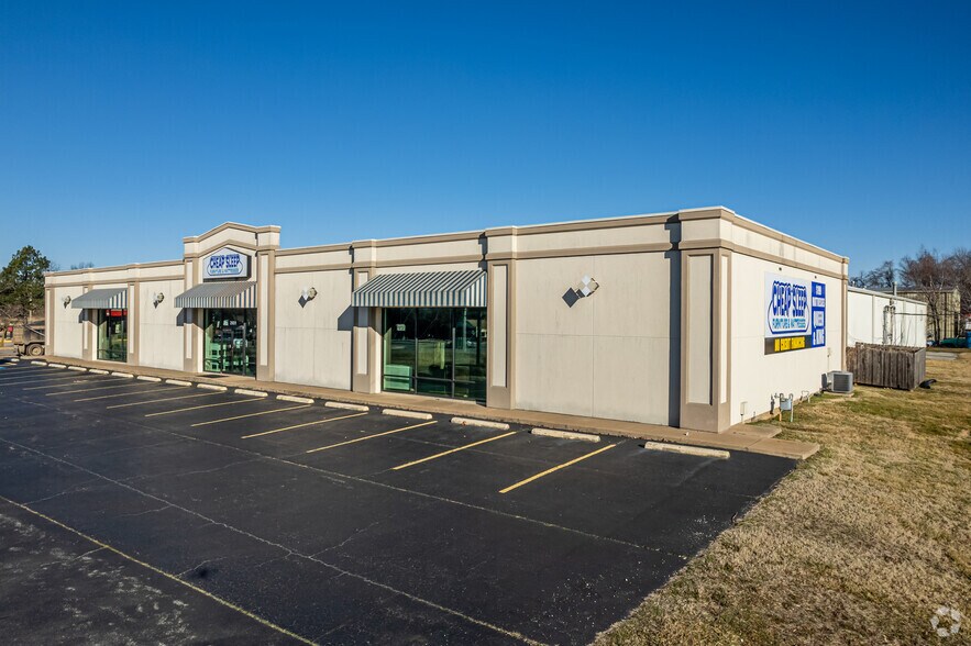 More Photos Of 2901 SE 14th St, Bentonville General Retail For Lease