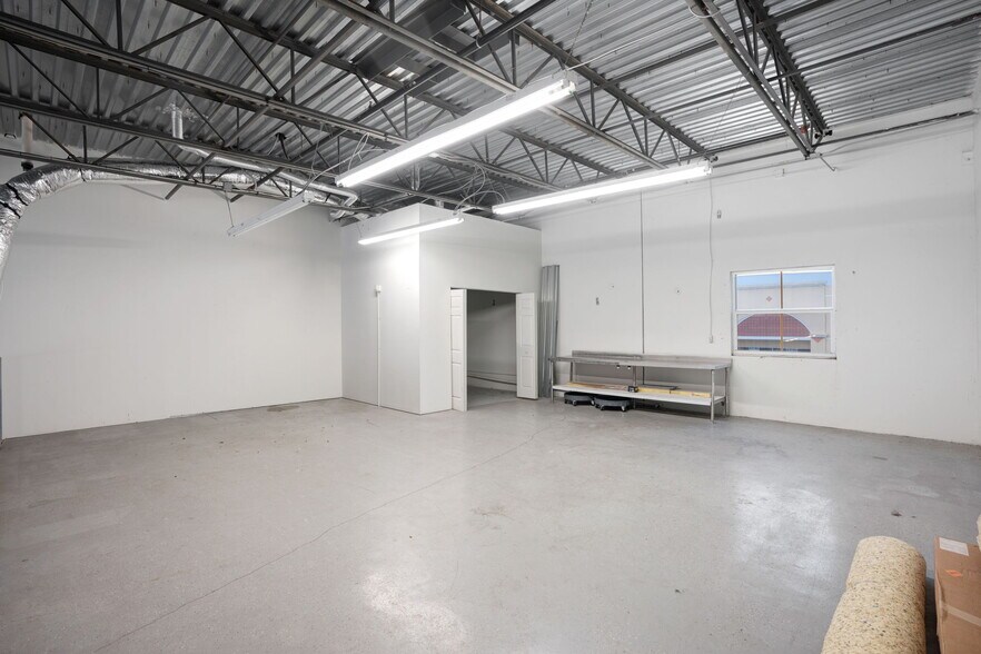 More Photos Of 787 Commerce Dr, Venice Warehouse For Lease