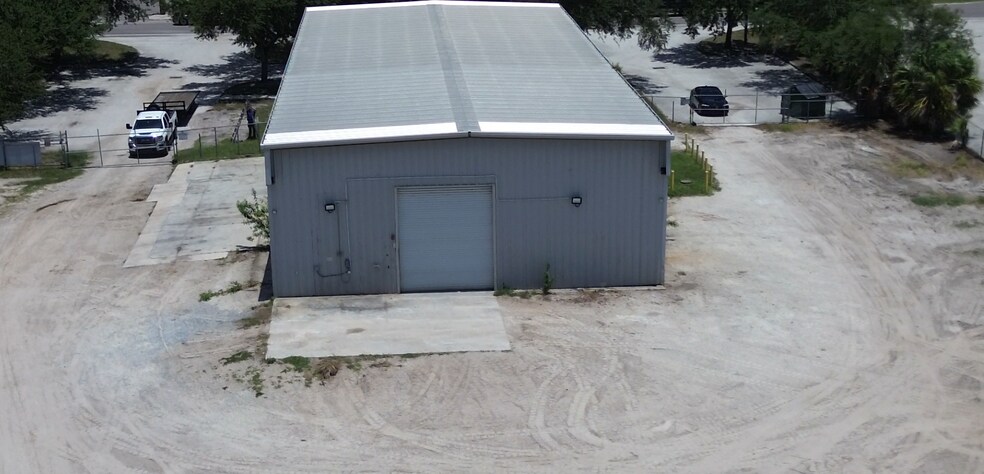 More Photos Of 9507 Palm River Rd, Tampa Warehouse For Lease