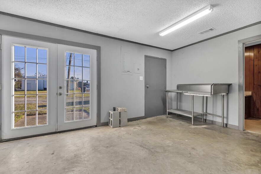 More Photos Of 211 Glover Dr, Newton General Retail For Sale