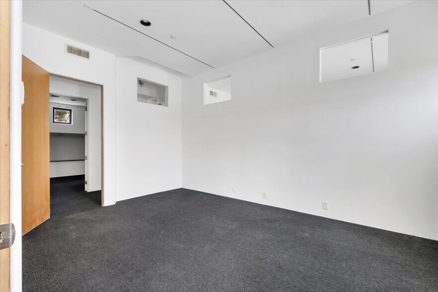 More Photos Of 2525 Main St, Santa Monica Office For Lease