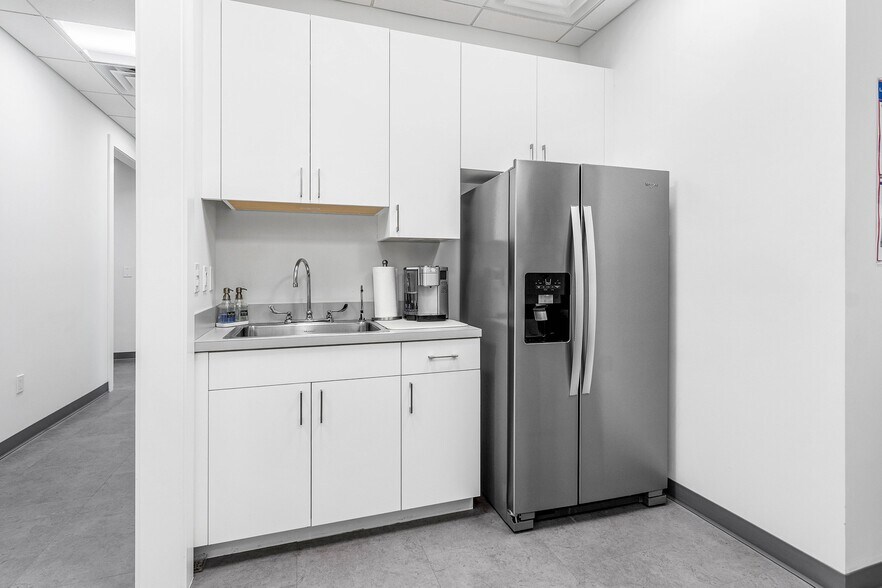 More Photos Of 226 Palm Ct, Delray Beach Medical For Sale