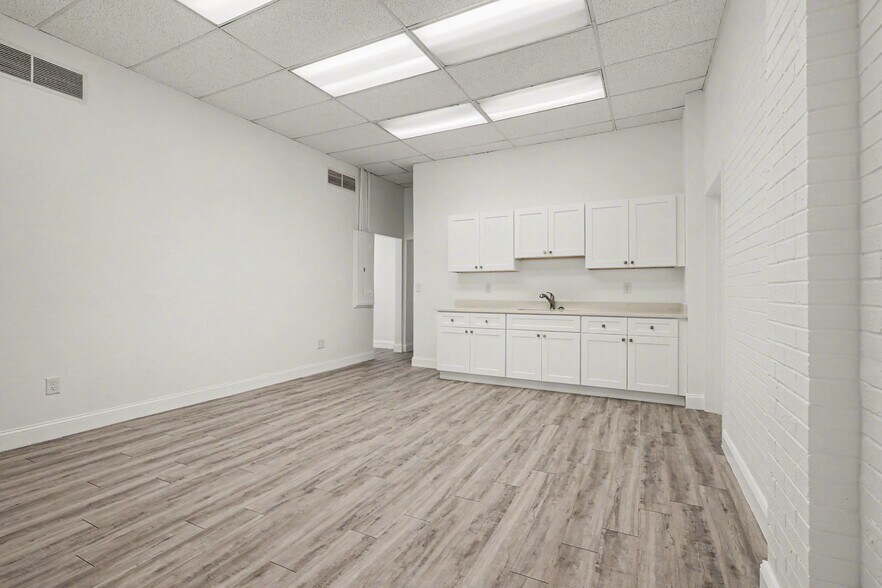 More Photos Of 1288 N Tamiami Trl, North Fort Myers Office For Lease