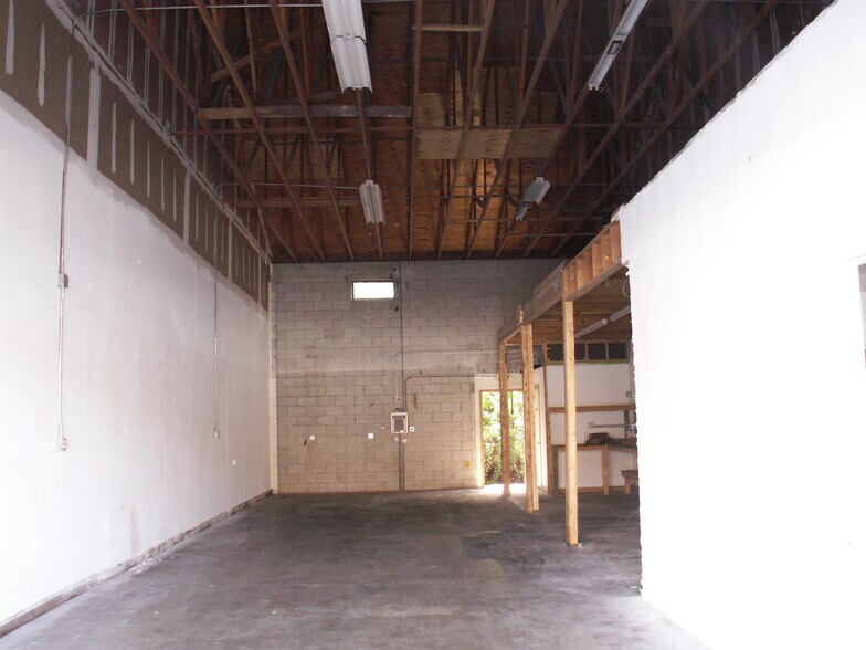 More Photos Of 1053 SE Holbrook Ct, Port Saint Lucie Warehouse For Lease