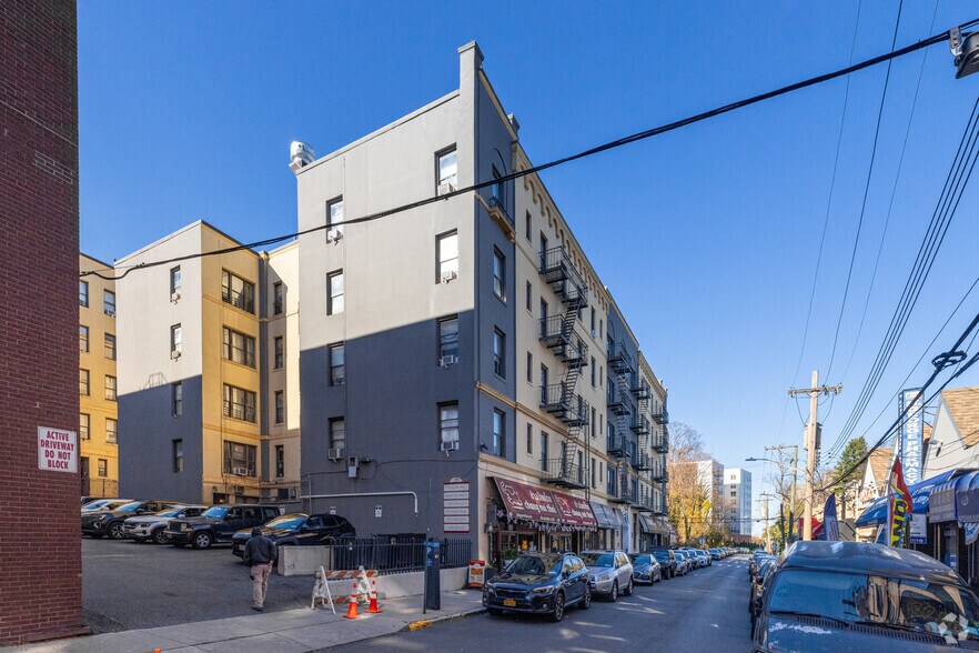 Primary Photo Of 100 Stuyvesant Pl, Staten Island Apartments For Lease