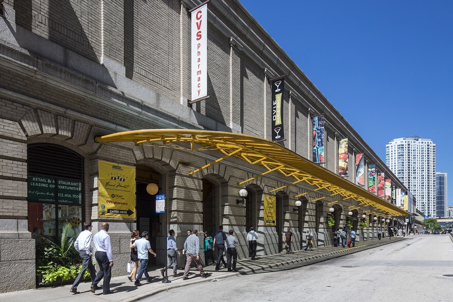 More Photos Of 100-118 N Canal St, Chicago Storefront For Lease