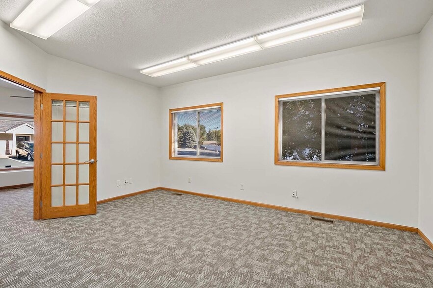 More Photos Of 2560-2568 Rice St, Saint Paul Office For Sale