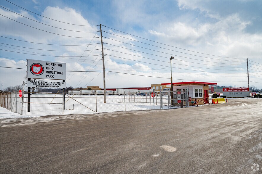 More Photos Of 1400 Lowell St, Elyria Manufacturing For Lease