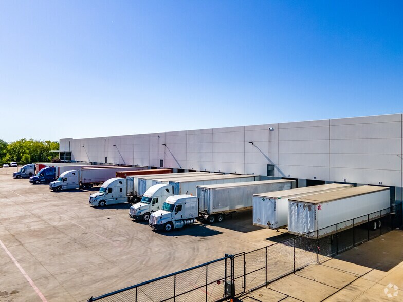 More Photos Of 2250 Lion Country Pky, Grand Prairie Distribution For Lease