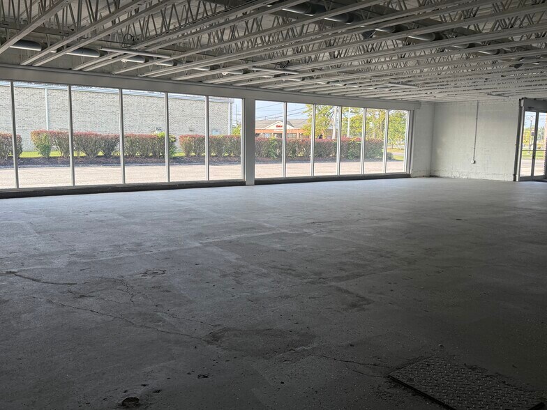 More Photos Of 6699 W 130th St, Cleveland Restaurant For Lease