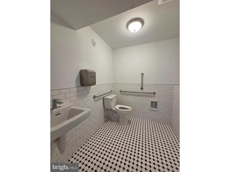 More Photos Of 804 Franklin St, Reading Office For Lease