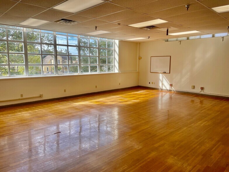 More Photos Of 216 E College St, Seguin Flex For Sale