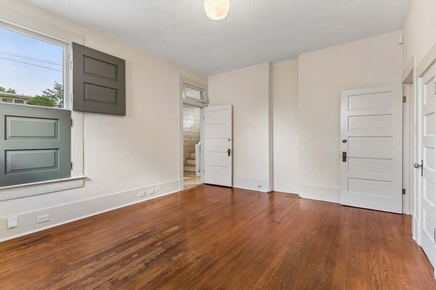 More Photos Of 117 W Mistletoe Ave, San Antonio Office For Sale