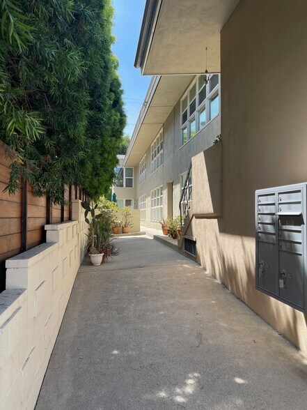 More Photos Of 937 Hilldale Ave, West Hollywood Apartments For Sale