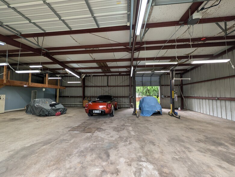 More Photos Of 11914 New Meadow Dr, Houston Light Manufacturing For Sale