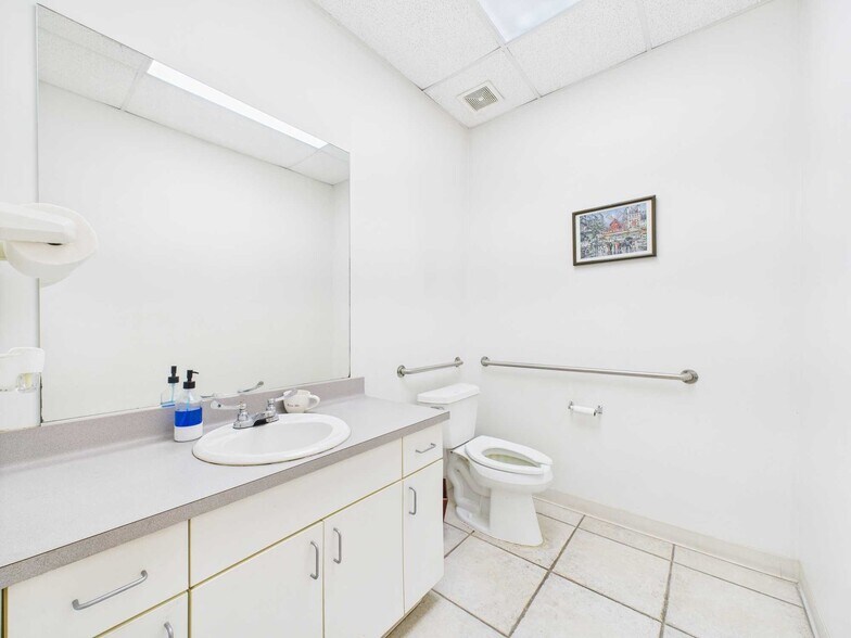 More Photos Of 14141 Interdrive, Houston Warehouse For Lease