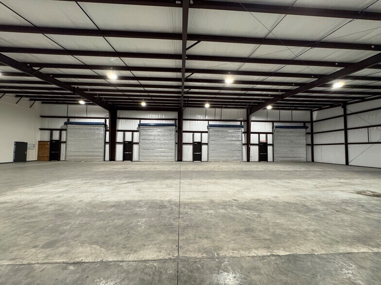 More Photos Of 2001 Poplar Pl, Panama City Warehouse For Lease