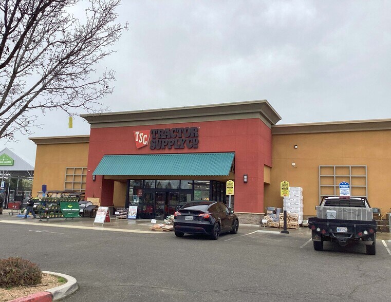 More Photos Of SWC Mooney Blvd & Prosperity Ave, Tulare Unknown For Lease