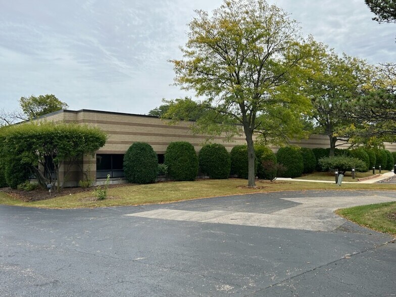 More Photos Of 25781 N Hillview Ct, Mundelein Light Manufacturing For Sale