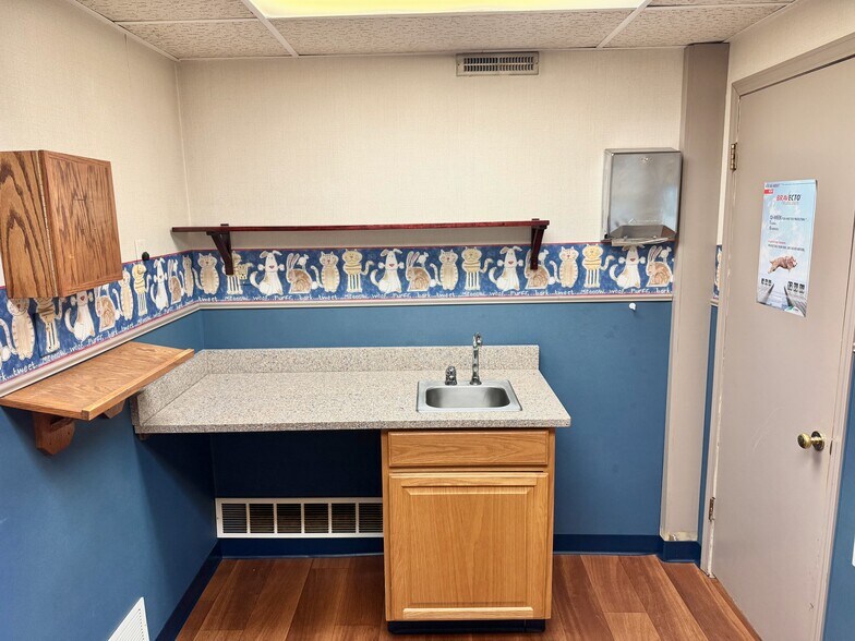 More Photos Of 1107 Lincoln Way E, Massillon Veterinarian Kennel For Sale