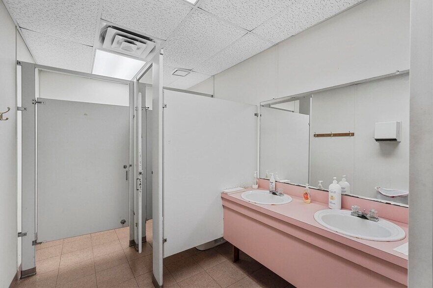 More Photos Of 5605 Wesley St, Greenville Flex For Lease