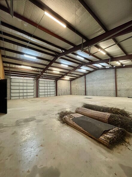 More Photos Of 500 E Plantation Dr, Clute Warehouse For Sale