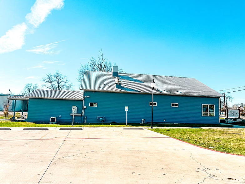 More Photos Of 1507 Chestnut St, Bastrop Freestanding For Lease