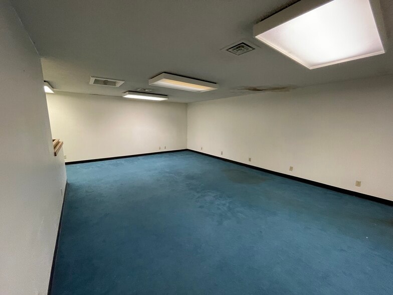 More Photos Of 300 E Main St, Pullman Bank For Sale