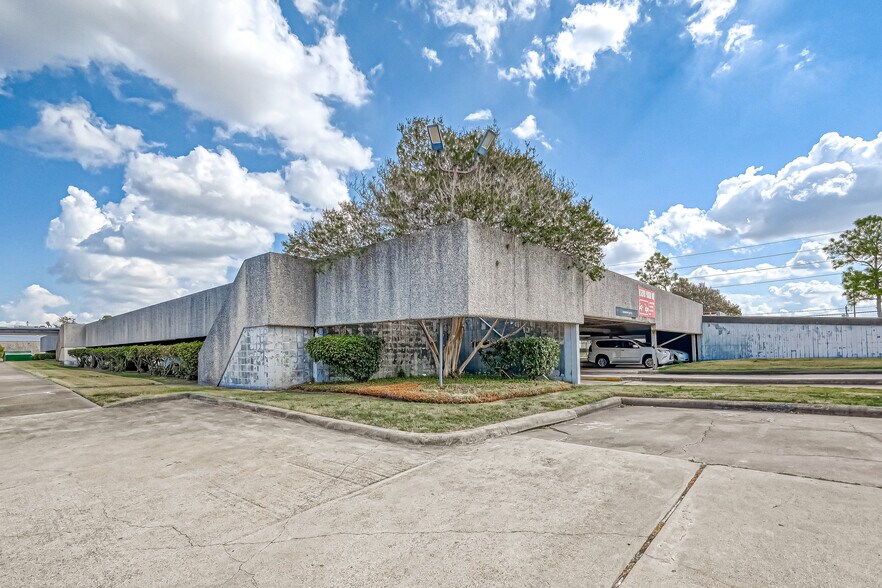 More Photos Of 6100 Corporate Dr, Houston Office For Lease