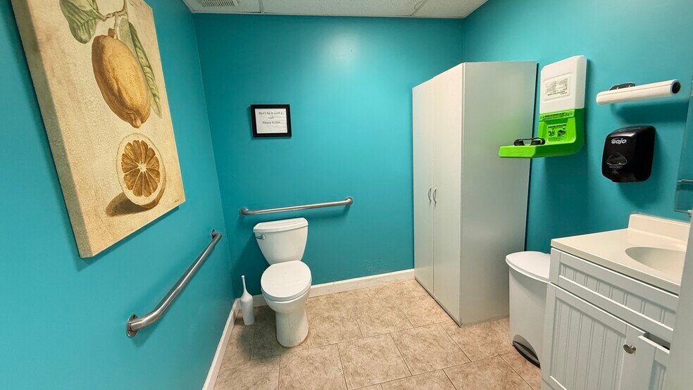 More Photos Of 3350-3390 E Bay Dr, Largo Storefront For Lease