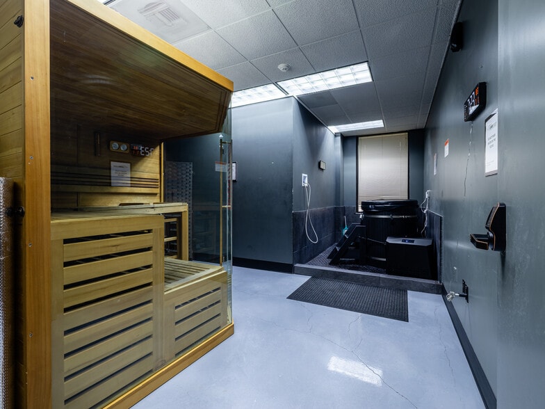 More Photos Of 321 S Persimmon St, Tomball Manufacturing For Lease