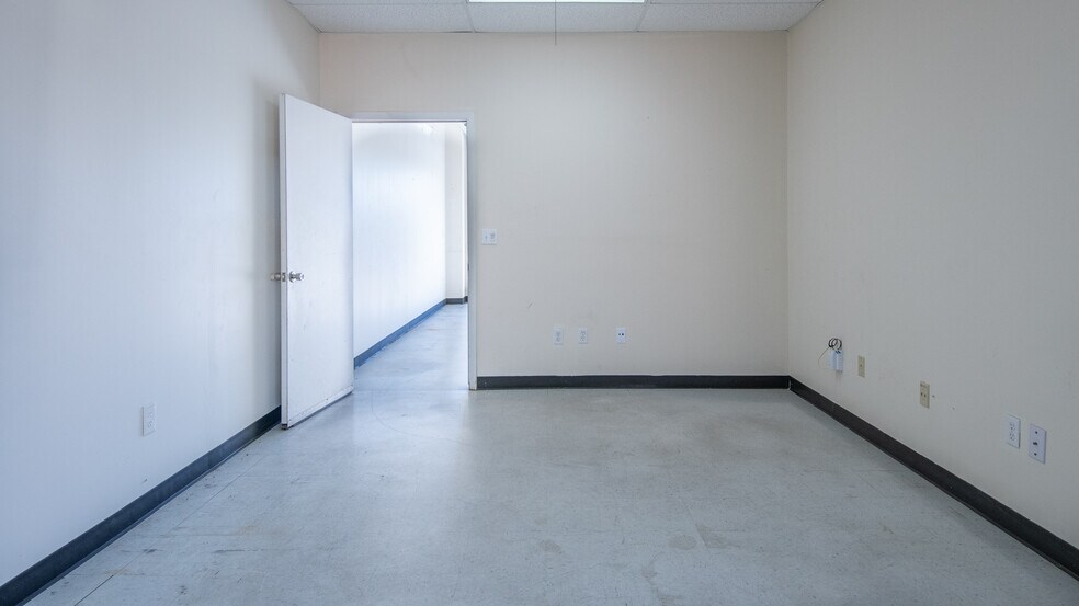 More Photos Of 12455 Westpark Dr, Houston Self Storage For Lease