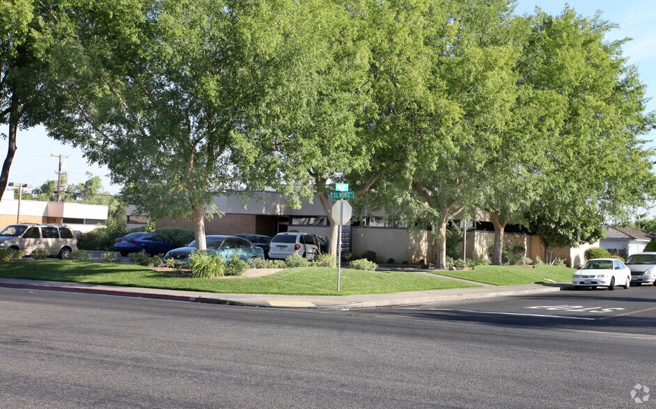 Primary Photo Of 1441-1443 E El Monte Way, Dinuba Office For Lease