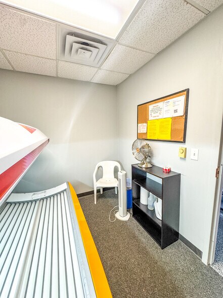 More Photos Of 808 4th St NE, Hampton Office For Sale