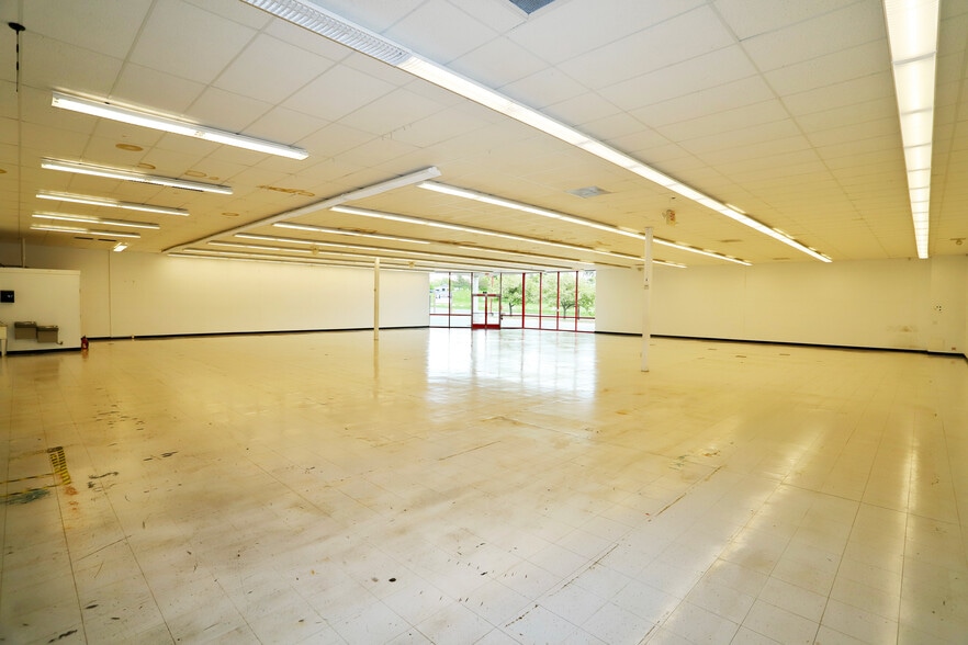 More Photos Of 108 Community Dr, Newport Freestanding For Lease